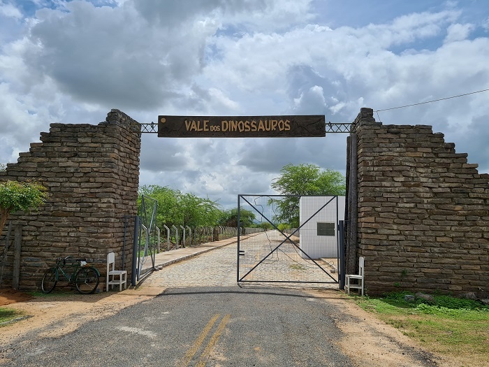 Entrada do Vale dos Dinossauros em Sousa