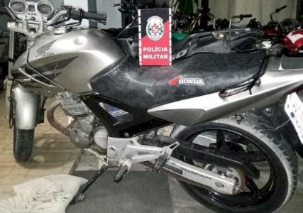 Polícia realiza apreensão de motocicleta com placa clonada 