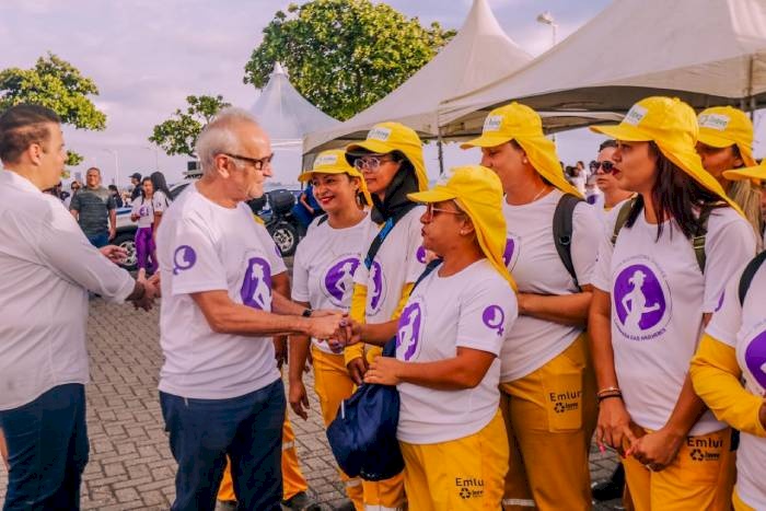 Caminhada pelo Dia da Mulher e divulga arrecadação de absorventes
