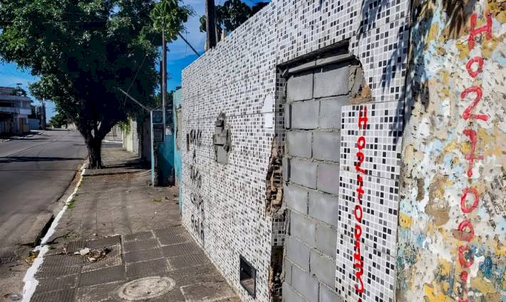 Ruas com grandes rachaduras em Maceió