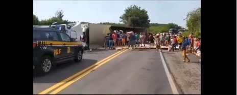 Carreta carregada de frangos tombada na BR-116