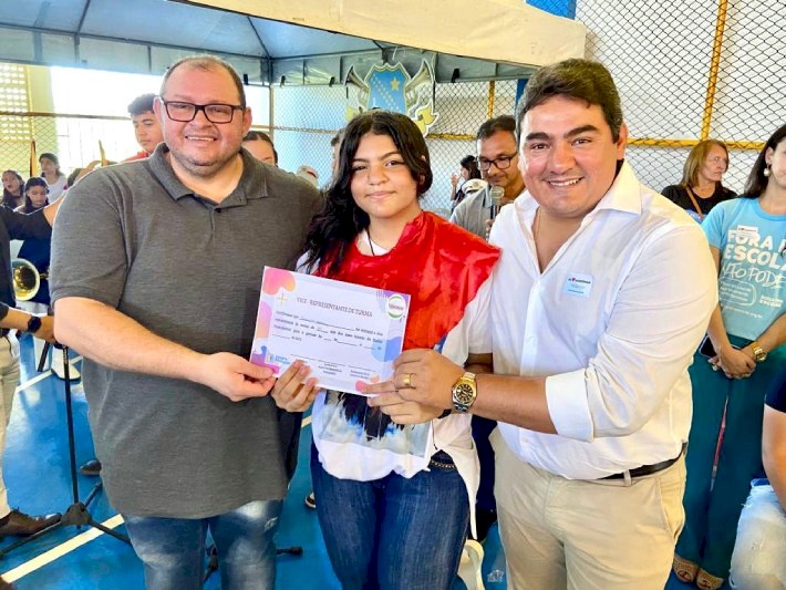 Secretário Patrício Vasconcelos ao lado Prefeito Lucas Braga, entrega certificado à Aluna
