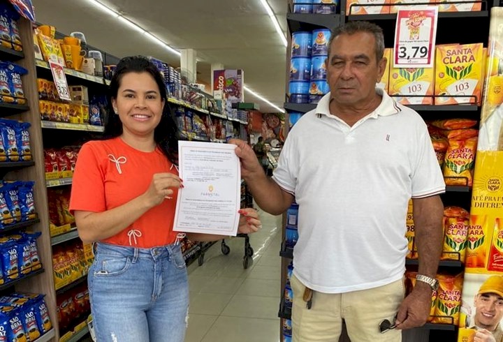 Carla entrega certificado digital de R$ 50 mil ao ganhador