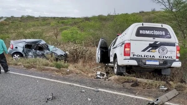 Enfermeira e policial ficam feridos após carro bater em viatura na PB-133