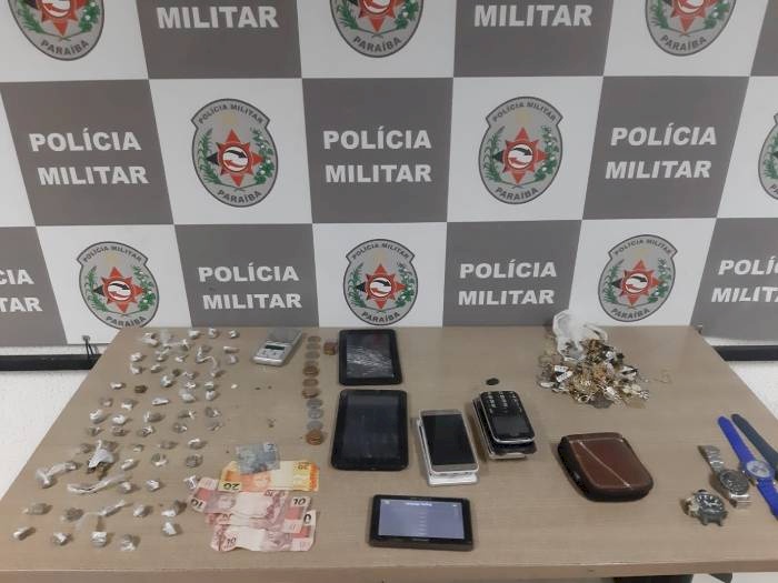 Mais de 60 embalagens com maconha, crack, balança de precisão e dinheiro foram apreendidos