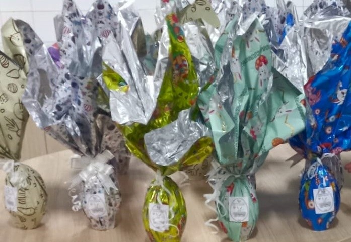 Ovos de pascoa produzidos pelos socioeducandos do Lar do Garoto 