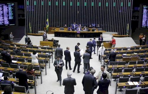  Entre outras medidas, a Lei Geral de Antenas estabelece o princípio do silêncio positivo, que implica em aprovação tácita de pedidos de instalação 