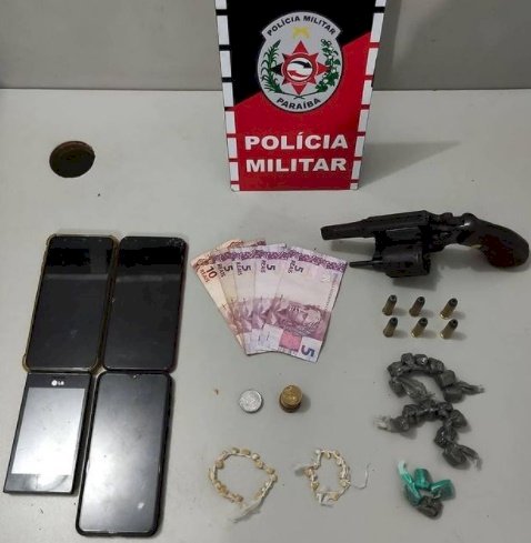 Dois jovens são detidos e adolescente é apreendida por associação ao tráfico e posse ilegal de arma de fogo 