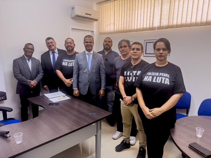 Jutay Meneses com representantes dos policiais penais