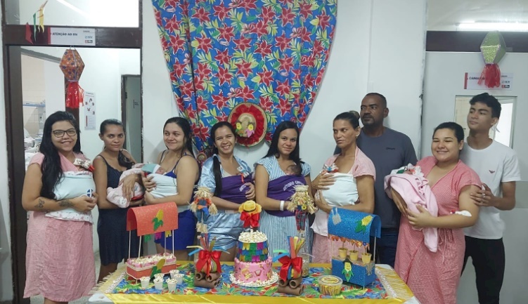 Bebês prematuros do Instituto Cândida Vargas ganham enfeites juninos