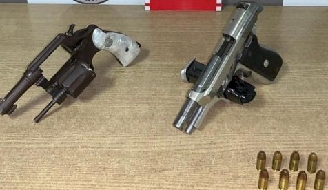 Duas armas de fogo são apreendias pela polícia militar e proprietários são conduzidos a delegacia 