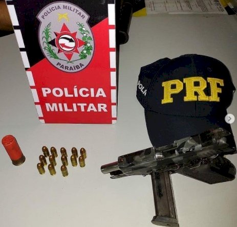 PRF e PM apreende arma de fogo e recupera veículo roubado, na Paraíba 