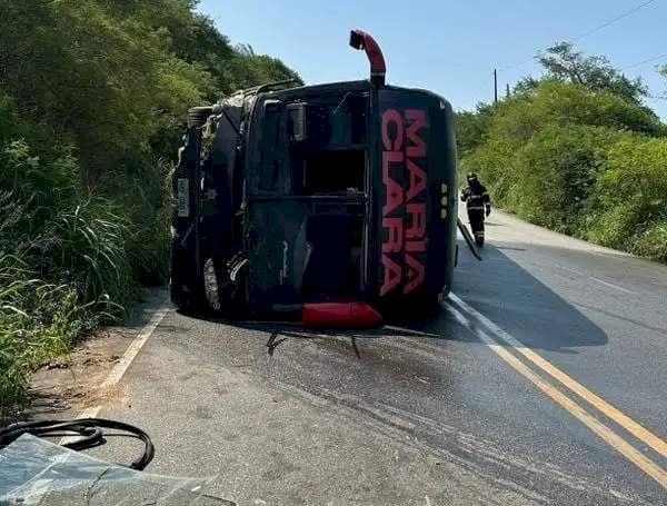 Acidente com o ônibus da cantora Maria Clara