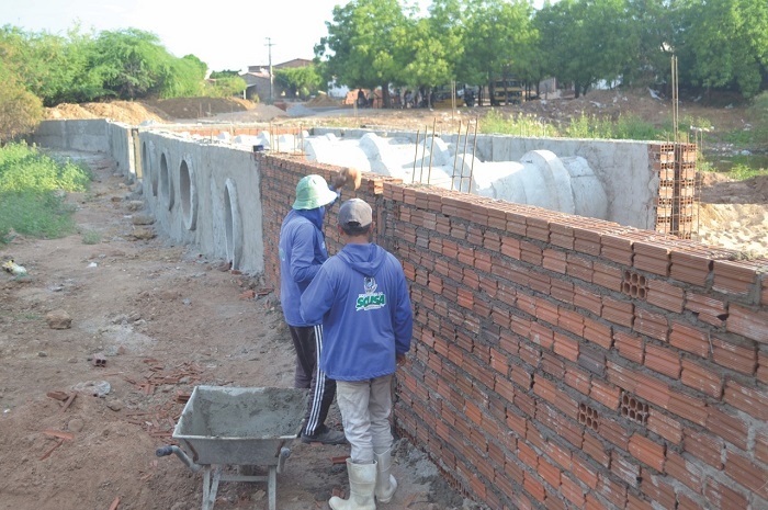 Infraestrutura realizando obras em Sousa