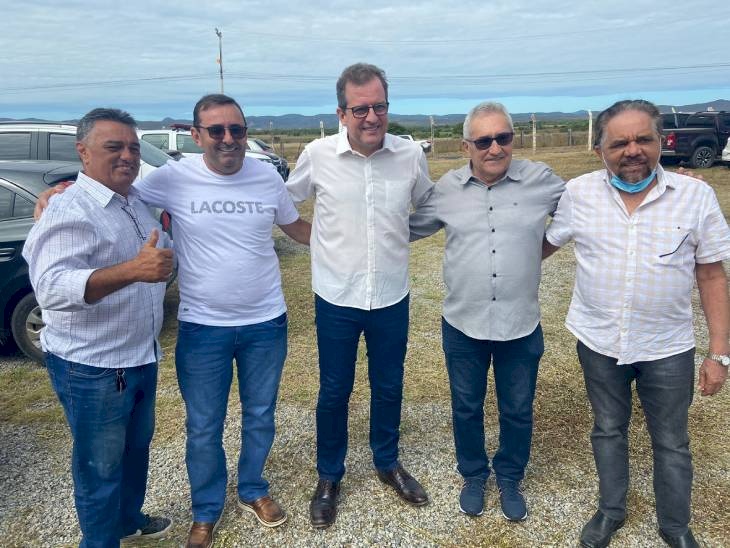 Tonquinho Figueiredo ao lado do Prefeito Tyrone, e dos Vereadores: Assis Estrela, Radamês, e Denis Formiga