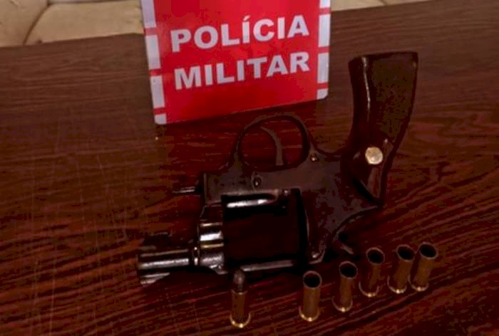 Homem preso com arma de fogo em Conceição