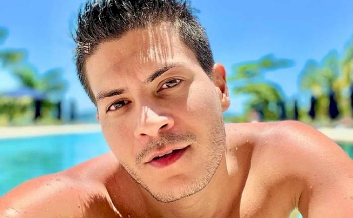 Cantor e ator, Arthur Aguiar
