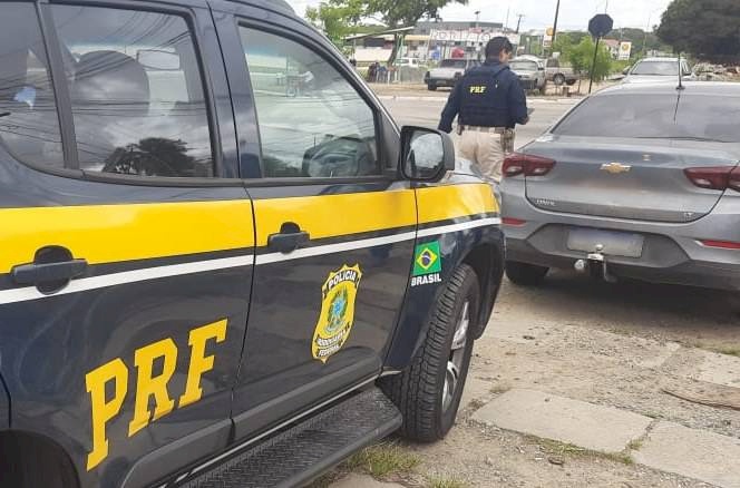 Veículo com registro de roubo recuperado pela PRF