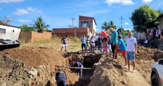 Obra de esgotamento sanitário na cidade de Marizópolis 