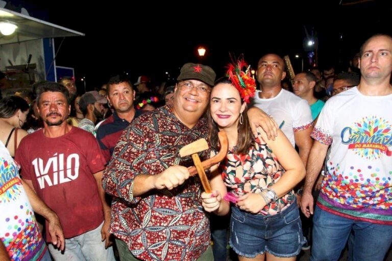 Futuro Ministro da Justiça fazendo o símbolo do comunismo