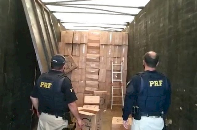 NA PB -  PRF apreende carreta transportando carga de cigarros contrabandeados avaliada em R$ 63 mil 