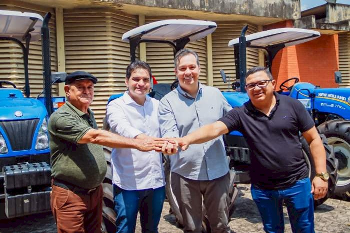 Entrega de trator para agricultores de Cajazeiras