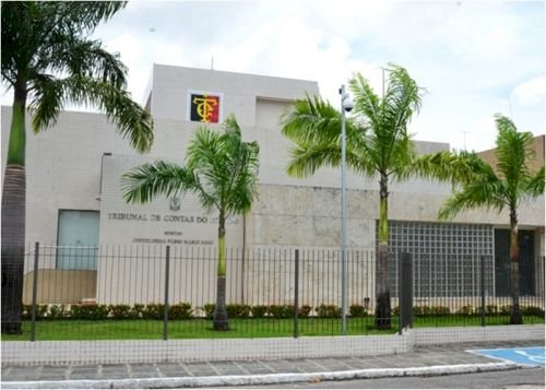 Durante sessão, TCE imputa débitos a ex-prefeitos após reprovar as contas