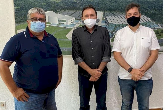 Júnior Araújo visita ao lado do Prefeito de Vieirópolis Secretaria do Governo do Estado, e solicita pavimentação asfáltica, e melhoria para o Mercado Central