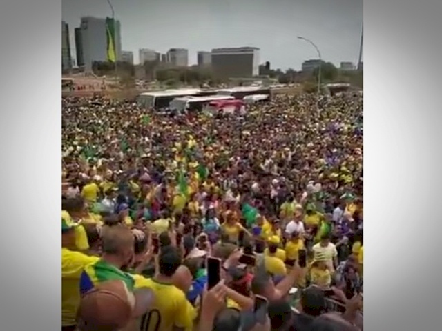 Domingo de manifestação em frente ao Esplanada dos Ministérios em Brasília