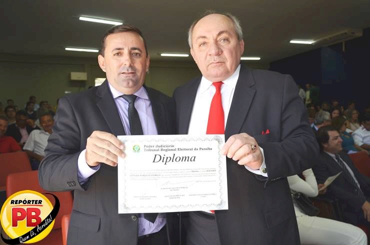 Radamés Estrela exibi diploma de Vereador ao lado de João Estrela