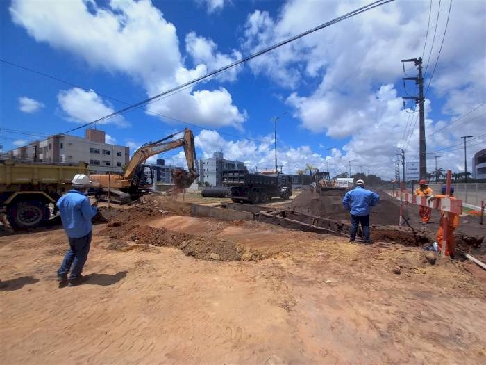 Obra de ampliação da rede de drenagem pluvial na Avenida Hilton Souto Maior, em Mangabeira