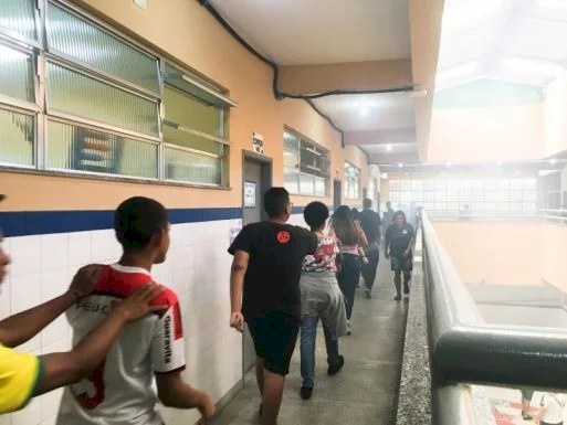 O botão deverá ser acionado por um professor ou funcionário cadastrado e emitirá um sinal sonoro de alerta na central da escola