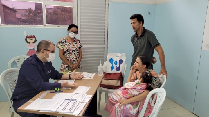 Médico prestando assistência a Criança
