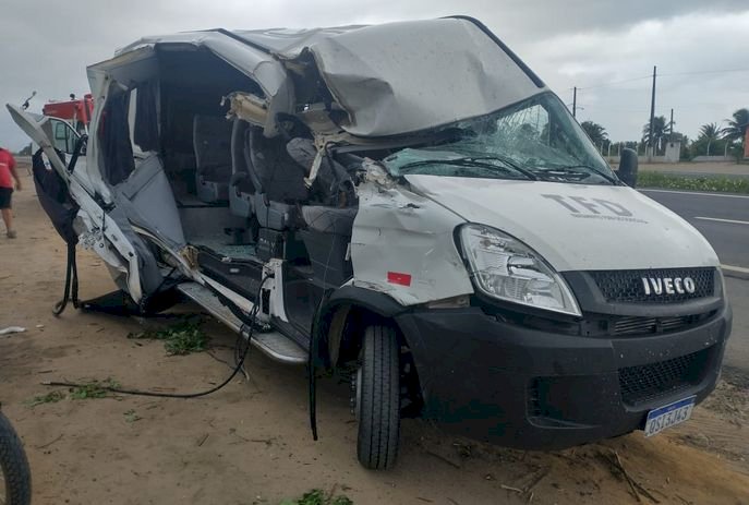 Forte colisão entre van e caminhão deixa feridos na BR-230