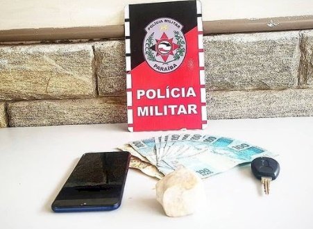 Suspeitos de atuarem no tráfico de entorpecentes são detidos pela polícia militar 
