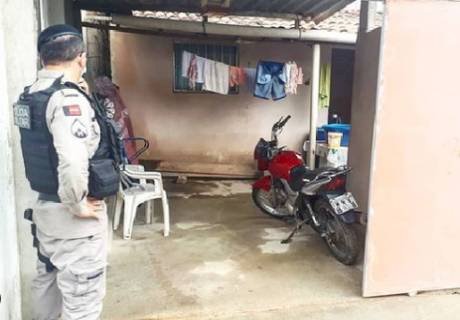 Polícia recupera moto roubada e prende suspeito de roubo a correspondente bancário
