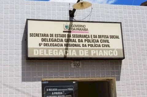 BARBARIDADE – Mulher é conduzida à Delegacia suspeita de tentar comercializar fotos e vídeos íntimos da filha menor de idade, no Sertão