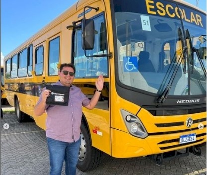 Prefeito Marcelo Valle recebe mais um ônibus escolar