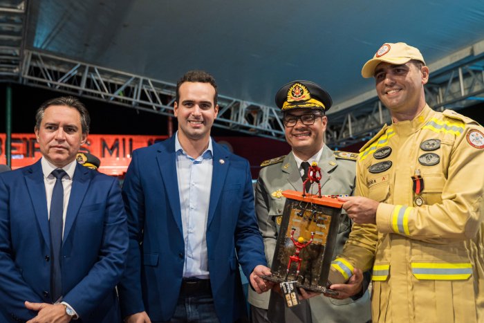 Homenagem à equipe dos Bombeiros que atuou em resgate no Rio Grande do Sul