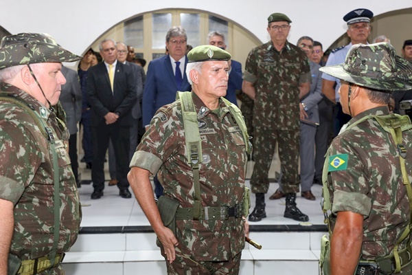 João Azevêdo prestigia passagem de comando do 1º Grupamento de Engenharia