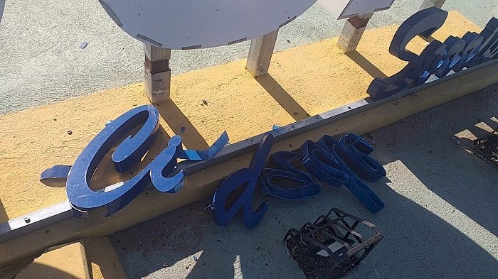 Vândalos destroem parte de letreiros com a identificação de Sousa no Contorno na saída para Aparecida