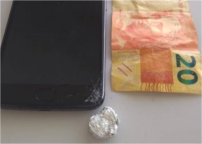 Celular, droga e dinheiro apreendido