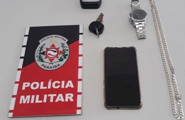 Polícia militar prende indivíduos suspeitos de roubo a residência