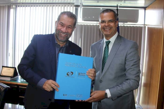 Jutay Meneses e o ministro da Previdência Social, Carlos Roberto Lupi