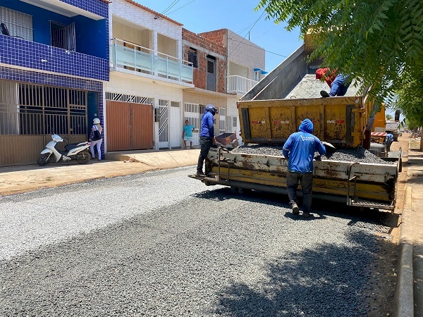 Gestão Tyrone realiza trabalho de pavimentação de rua no bairro Jardim Sorrilândia I