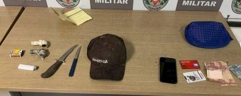 Mulher armada com faca pratica roubo a transeunte e acaba sendo presa em flagrante 