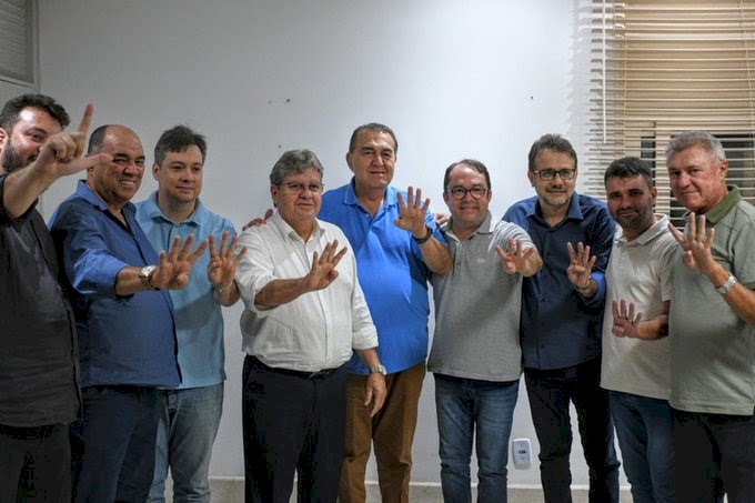 Governador João Azevedo ao lado de Júnior Araújo