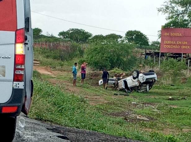 Carro capota na saída de Aparecida para Sousa; SAMU acionado