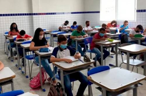 Retorno das atividades semipresenciais da Rede Municipal de Ensino de Aparecida é celebrado como festa depois de dois anos sem as aulas no espaço escolar