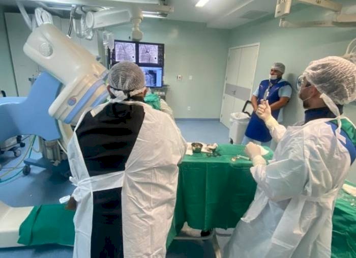 Procedimento de aortoplastia com stent para tratamento da coarctação da aorta